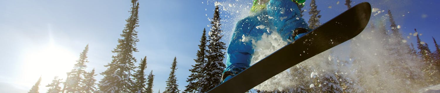 Snowboarder hopper højt